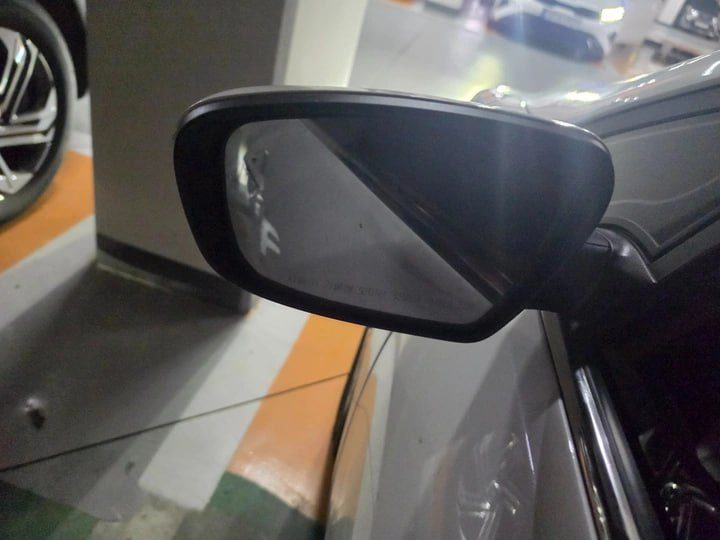 사이드미러 부분수리 완료 모습